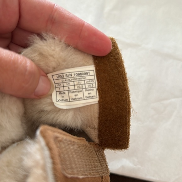 UGG boots. Lightly worn. Brown with white lining. Size 7. - Picture 4 of 5